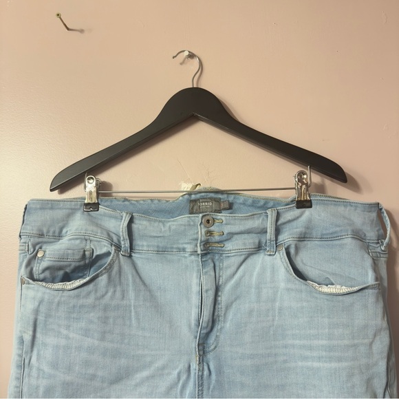 Torrid Lightwashed Denim Bermuda Shorts Women Size 24X - Picture 2 of 8